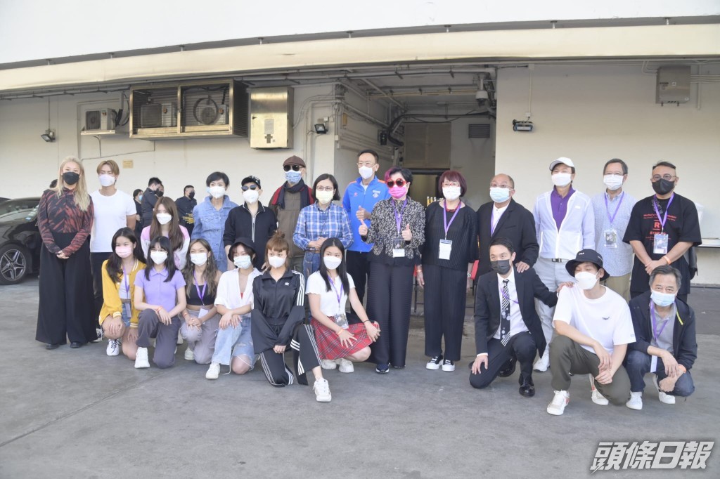 一眾演出藝人如汪明荃（阿姐）、羅家英、鄭丹瑞、陳潔靈、XiX、米雪、區瑞強及鄭欣宜等，在開騷前與籌辦人之一的陳淑芬進行拜神儀式，眾人切燒豬後大叫「Good Show」。